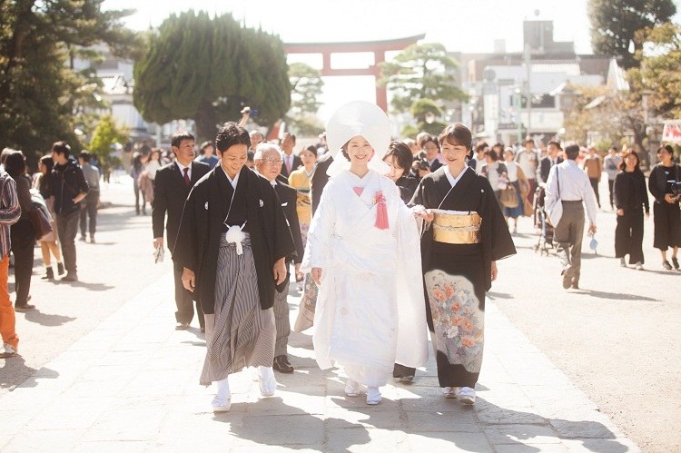 鶴岡八幡宮舞殿結婚式 ～たくさんのお友達に見守られて～ : 鎌倉着物スタジオぶろぐ