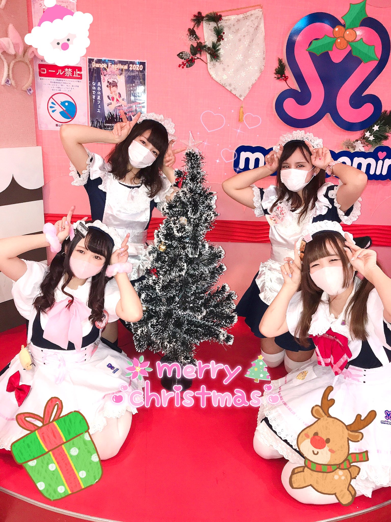 45 歳装飾クリスマス ツリー上の部屋でポーズの女の子カメラを見ていますメリークリスマススタイリッシュなドレスを着てください楽しい休暇をお過ごしください- お祝いのストックフォトや画像を多数ご用意 - iStock