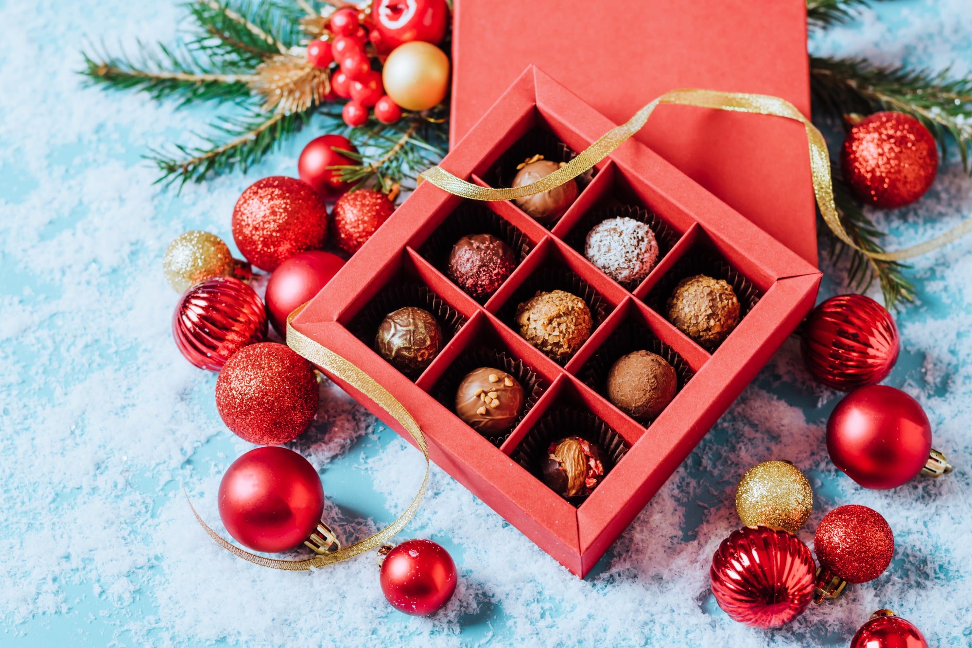 アンテノール クリスマスケーキのご予約開始いたします。今年の新作は艶やかなプレゼントボックスのチョコレートケーキ。全てお菓子で出来たお菓子 の家など8種類のケーキからお選びいただけます。 – エーデルワイス