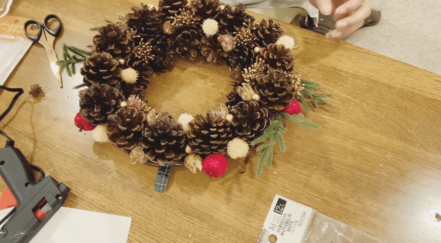 100均DIY ダイソーとセリアで作るクリスマスリースの作り方