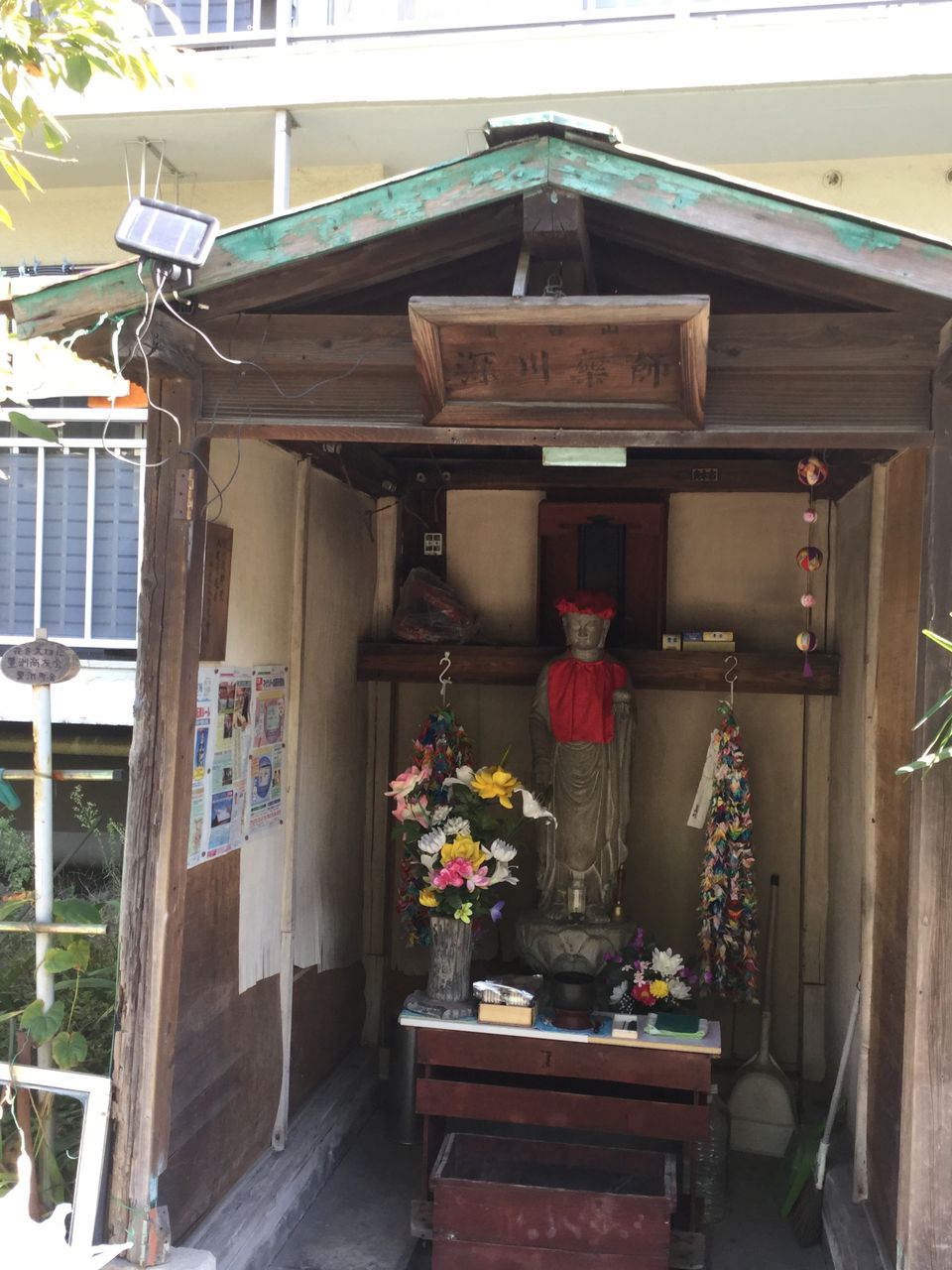 東洋館ができるまで 神棚編神棚にしようとテキトーに作ったニッチ棚を、にいちゃんが立派に仕上げてくれました。 イメージはお地蔵さんがおりそうな祠みたいです。毎日母ちゃんと手を合わせて営業始めることが、とても清々しく大切に思います