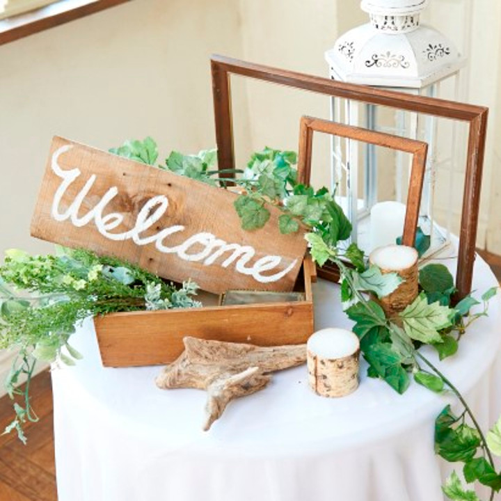 現役ウェディングプランナーのイチ押し ウェルカムスペース をご紹介致します☺❤ 今回はアレンジ技が光るウェルカムスペースのご紹介。カレンダーやフォトなどはCanvaを駆使してご自身で作成されたそうです。 スリコやセリアなどプチプラ雑貨の使い方には上級テクが