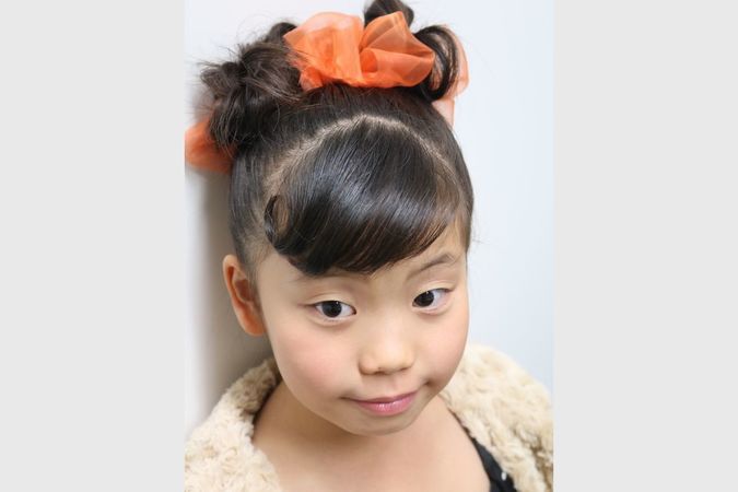 クリスマスの飾り付けでヘアアレンジをした女の子 10161008277 の写真・イラスト素材アマナイメージズ
