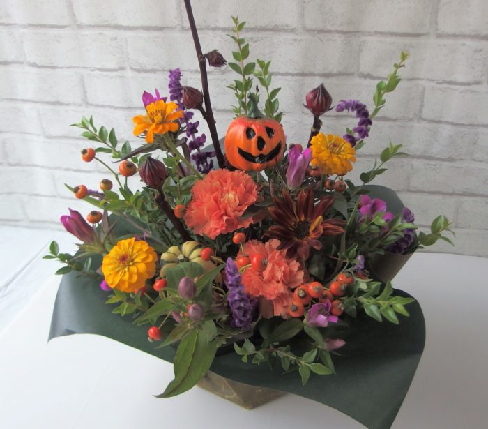 クラウンが輝く パンプキン パフェ ハロウィンアレンジメント アーティフィシャルフラワー R&yF71iichi日々の暮らしを心地よくするハンドメイドやアンティークのマーケットプレイス