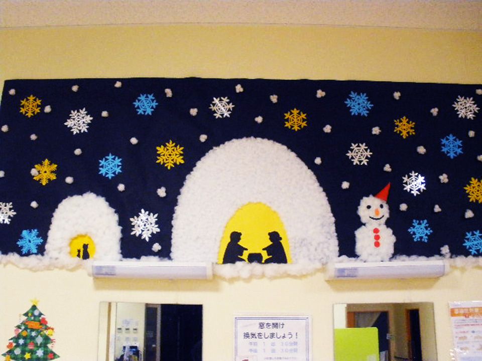 立体的に仕上げる 「クリスマスツリーの壁飾り」高齢者介護をサポートするレクリエーション情報誌『レクリエ』