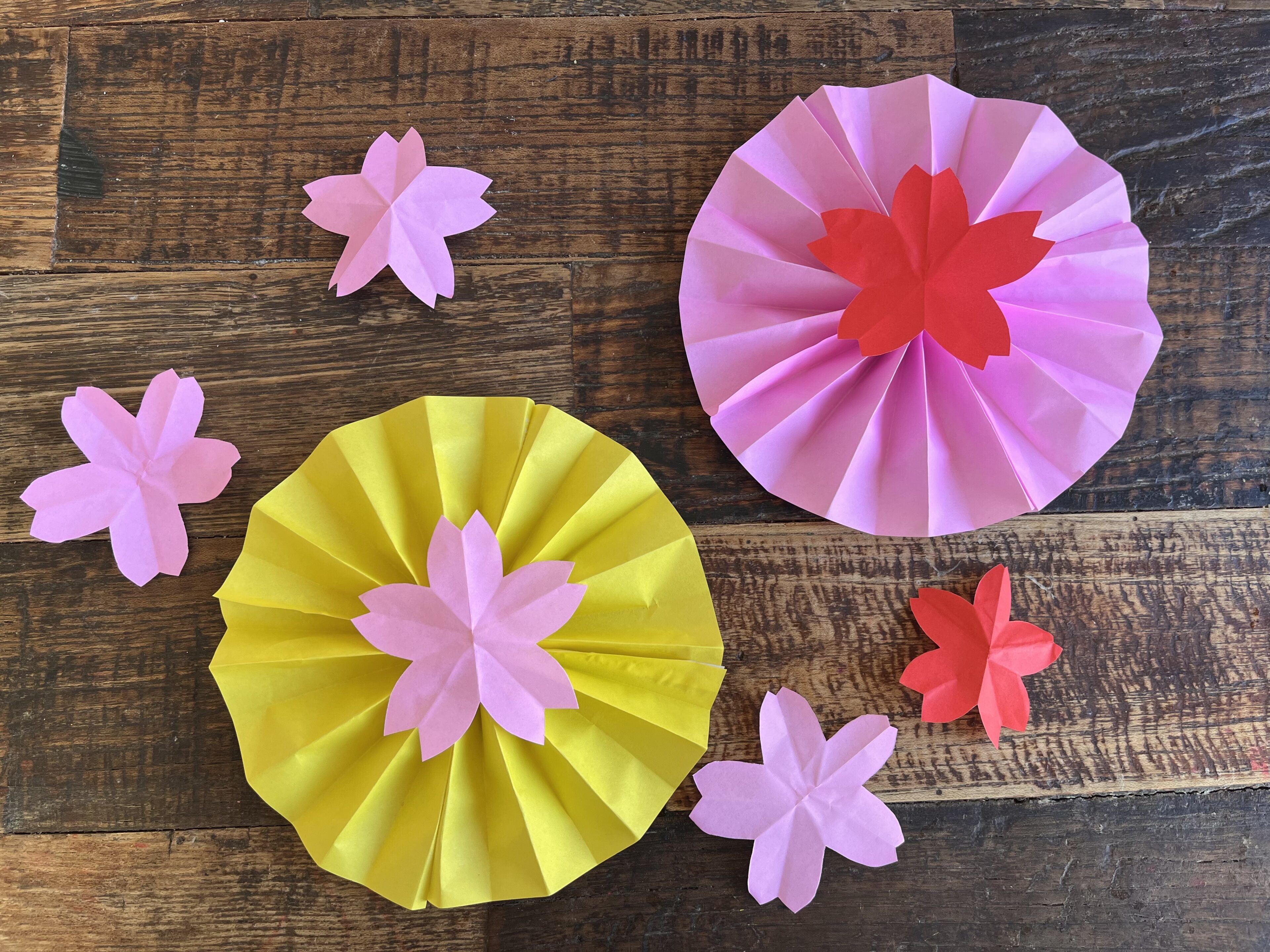 桜の折り紙。簡単に子供でも出来る切り方。1枚でかわいいさくらの花びら飾りが完成！3月の手作り製作にも♪おりがみっこⅡ