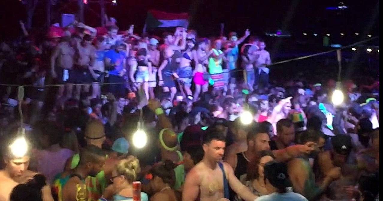 白濱亜嵐、一夜限りの「フルムーンパーティ」にDJ出演 満月輝くナイトプールで気分はイビサ島 - 女子旅プレス