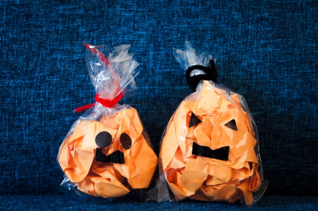 10月 2歳児にピッタリのハロウィン製作5選！ バッグやリースなど保育士を応援する情報サイト 保育と暮らしをすこやかに ほいくらし