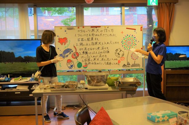 夏祭りの飾り付け製作中標津高齢者施設つなぐ