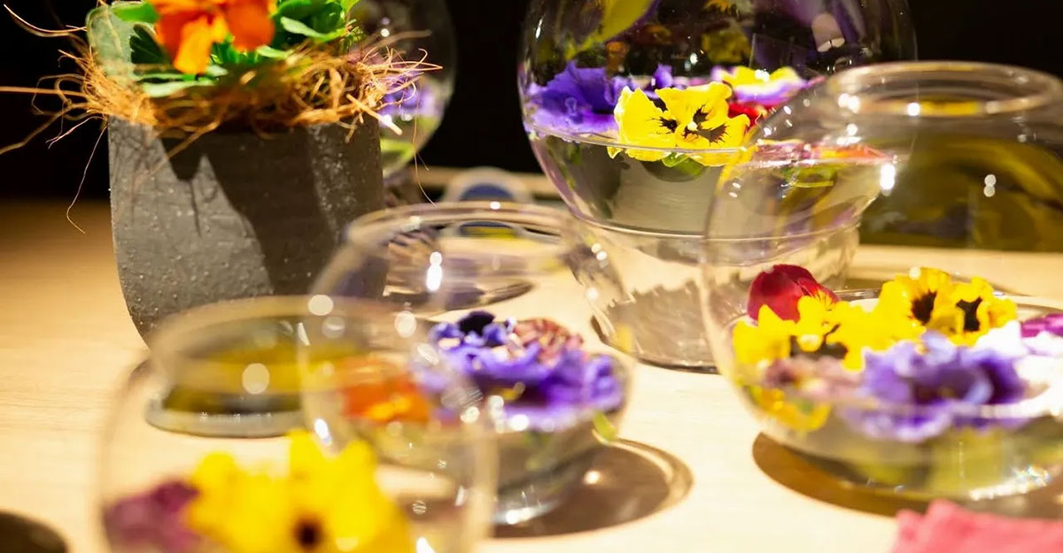 手作りウェルカムボードでお出迎え☆春らしさ満載のメインテーブルとゲストテーブルのお花を大公開✿グリーンパレスで人気のバンケット、『静雅』で披露宴を行いました！宮の森迎賓館ウエディングBLOG