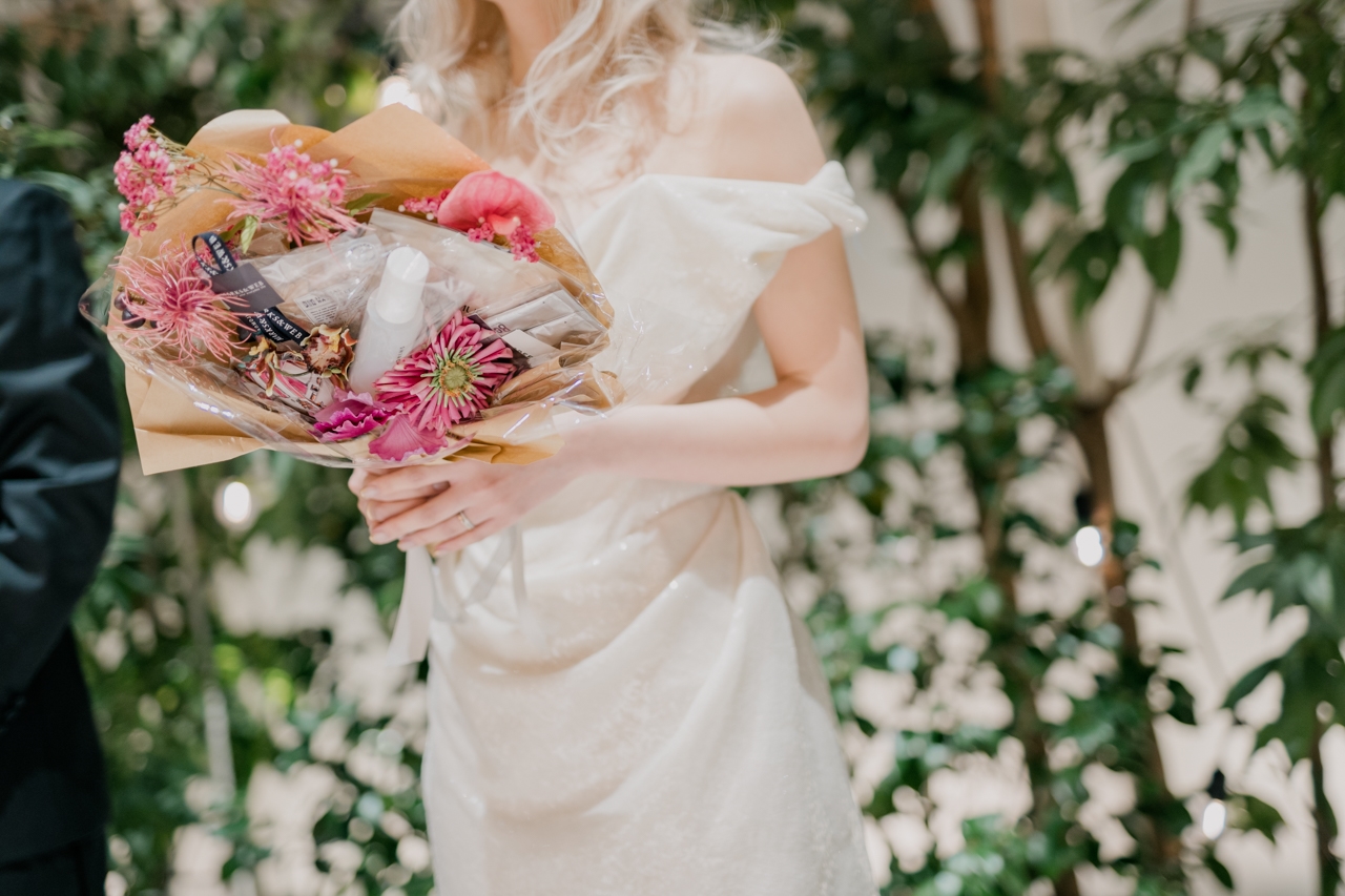 ブーケトスは花だけじゃない!?最近流行りの○○トス