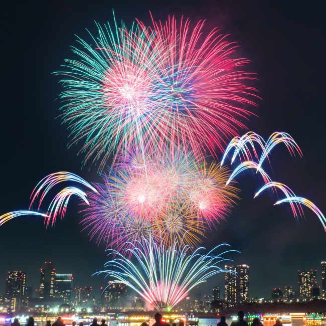 本日打ち上がったお台場レインボー花火 🎆✨, ハートやスマイルなどかわいい花火のほか、色とりどり大輪の花を咲かせました🌼,レインボーブリッジも虹色ライトアップになり、, これを見ると、12月がきたな〜っと感じます🌈🎅,12月冬冬の花火お台場お台場海浜公園レインボーブリッジアニバーサリークルーズ貸切クルージング花火大会花火観覧船好きな人と繋がりたい