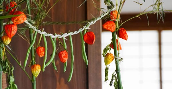 図解 2025年最新！お盆の飾り方は？精霊棚やお供え、初盆との違いもイラスト解説