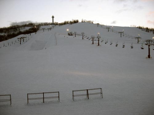 サンタプレゼントパーク 「24-25シーズン券前売り」本日11 3より、サンタプレゼントパークの シーズン券が前売り販売されます📣シーズン券は下記2種類⬇ ○終日使える 「リフトシーズン券」 ○16:00から営業終了まで使える 「ナイターシーズン券」 購入特典として