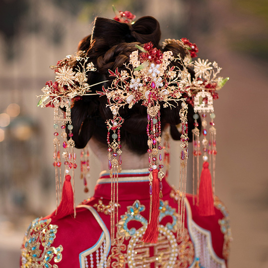 中国前撮りその①🌹 中国で撮った結婚写真を少しずつアップしていきます！ １着目は漢服スタイル。 私が選んだのは宋の時代の婚礼衣装です。 この時代の衣装の特徴は羽がついたような冠、胸の前に垂れ下がる２本のタスキのようなものと大きな袖です。ドラマ「明蘭」の中