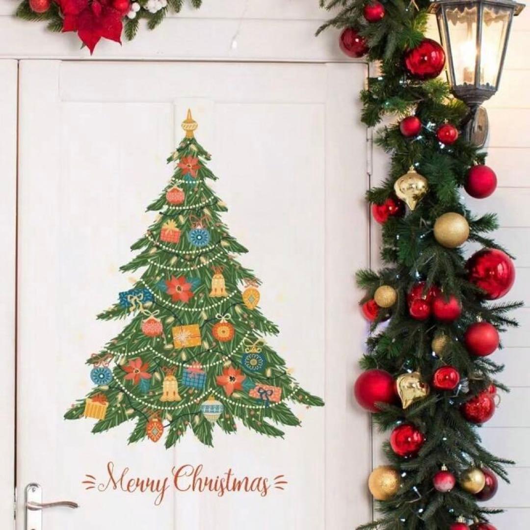 飾りとクリスマスツリーのあるクリスマス背景ヨコ赤：イラスト無料