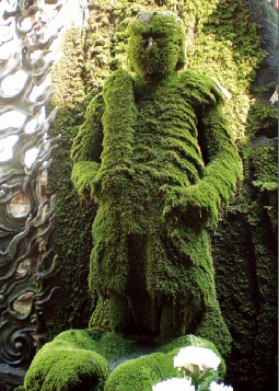 難波・法善寺の水掛不動明王像は水かけられすぎて苔でモッフモフでした – 山と終末旅