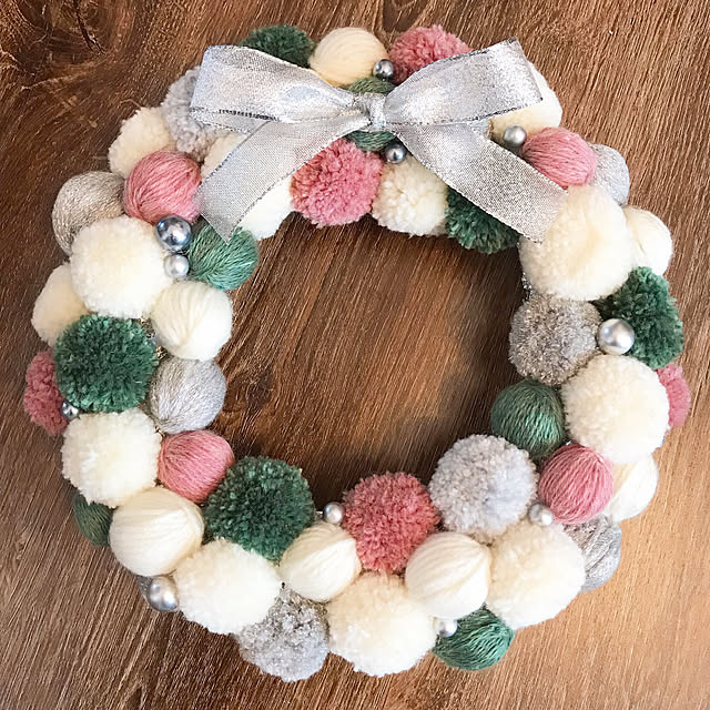 100均DIY ダイソー、セリアの材料で作るクリスマスリース クリスマスリース手作り クリスマスリース作り方 How to make aChristmas wreath. 如何制作圣诞花环 – pyu * flowerセリア100均アイテム