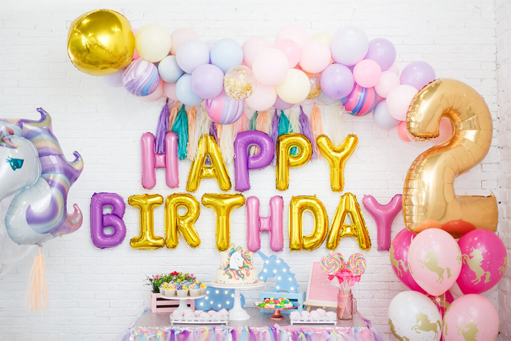 サプライズや思い出作りにぴったり♡誕生日アイデア9選🎂🌈今回は友達の誕生日をもっと特別にしたい人必見❕ プレゼントや写真映えアイデアを紹介✨バルーンやサングラスなどの小物を用意するだけで 一気にパーティームードがUPして盛り上がるよ🥳 フードは