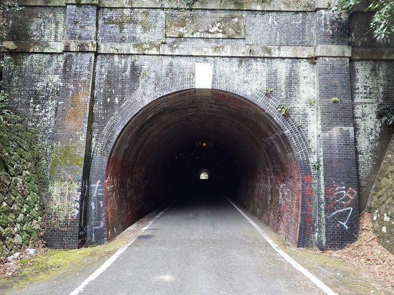 いわく付きの旧本坂トンネルから県境越え - 波と狛のつれづれ日記