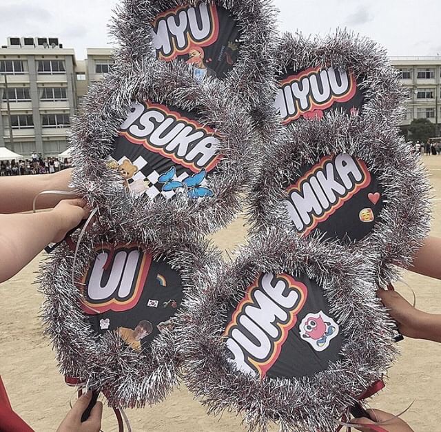 体育祭のうちわを手作りする方法！デザインやアイデアを紹介横断幕・懸垂幕キング株式会社イタミアート