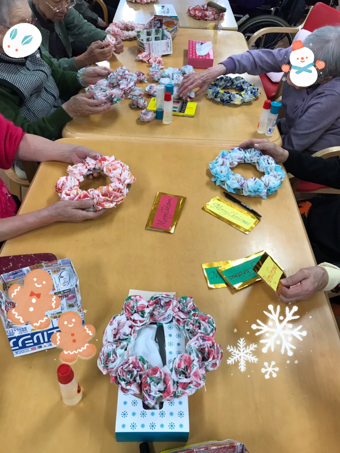 折り紙パッチワーク 作品一つ一つが 世界に一つだけ 何色にしようかと考えながら作ることも楽しいとおっしゃってました。 デイサービスから一旦お持ち帰り。今年のクリスマスにもまた飾ってもらえるといいなぁ🌲訪問介護デイサービス折り紙パッチワーク世界に一