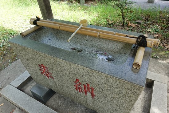 神社仏閣の「花手水」、発端は京都の寺 植栽不可で考案 - 日本経済新聞