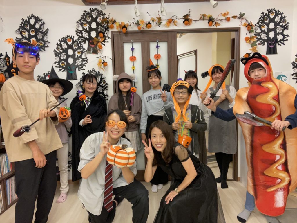 🎃Happy Halloween👻 外国人学校アルプス学園にてハロウィンパーティを開催しました。 生徒たちそれぞれの仮装を楽しみました。小さな子たちから大きな子たちまでみんなが楽しめるゲームを中学生が考案🤔グルグルミイラのできあがり！ 山梨学院大学原ゼミの学生たちも
