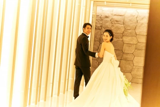 フォトウェディングスタイル 結婚式前撮り・フォトウェディング東京會舘花嫁様👰‍♀️ 美しい東京会館様のエントランス✨黄金の世界でとっておきの一枚を 東京會舘で挙式をしない方々も憧れてしまう一枚です😍 photographer@photoweddingstyle_akira そのほかの写真