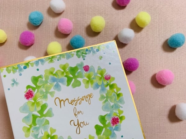 ハートでお祝いムードが高まる！結婚式に贈る色紙のアレンジ色紙の書き方色紙のデザインや寄せ書きのアイデア、デコレーションなら