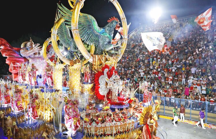 サンバのリズムで華麗な舞 ブラジルでカーニバル始まる毎日新聞