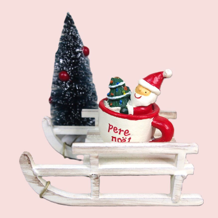 ソリを引くサンタクロースのメリークリスマスイラストのフリー素材イラストイメージ