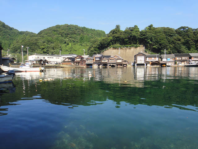 日本の美しい村 - “京都府与謝郡伊根町”より伊根花火。 舟屋群を染める花火がとても美しく、情緒ある景色でした。” Photo byNakanishi Shingo. Nakanishi Shingohttps:www.facebook.com nakanishi.shingo Original Post 投稿頂いたURLhttps:www.facebook.com