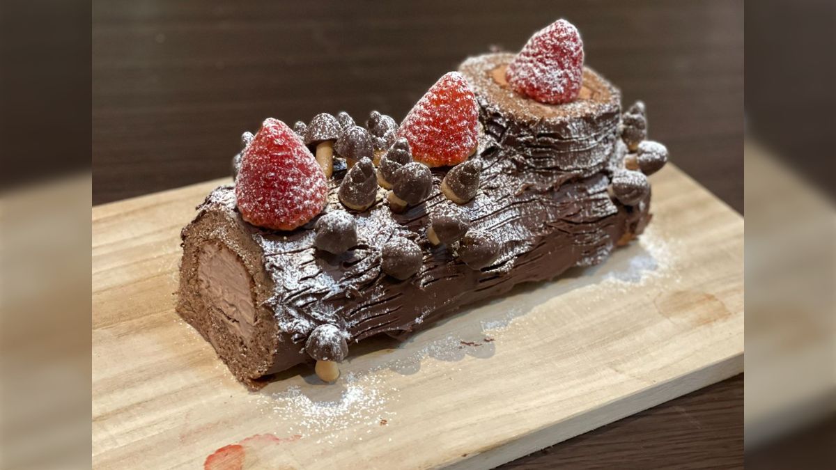 Q-pot CAFE.から、イチゴサンタが乗ったクリスマスケーキ「ブッシュ・ド・ノエル」登場 - ファッションプレス