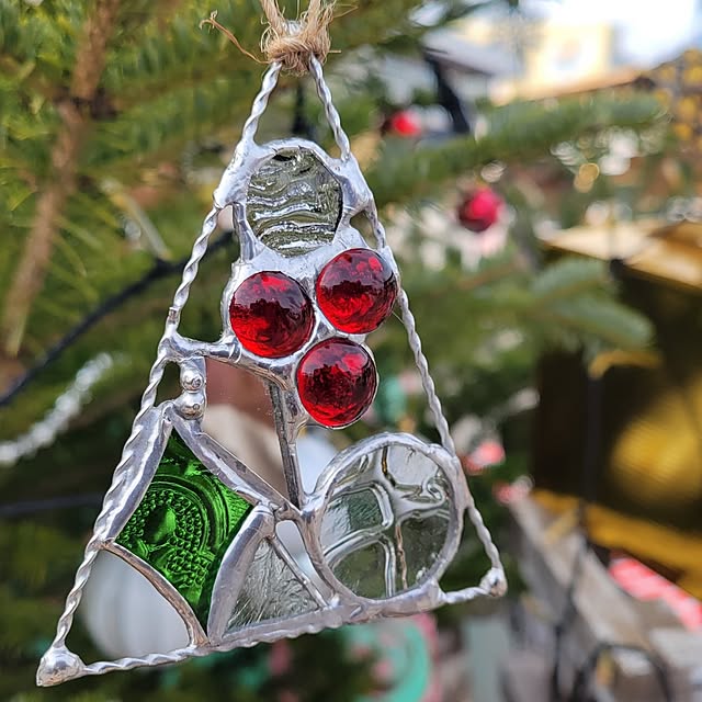 大人のクリスマスツリーランプ X'mas LEDライト ステンドグラス ランプ作品はステンドグラスで制作した小振りな3面体クリスマスツリー -ステンドグラス 工房 Glass Rocketsグラスロケッツ