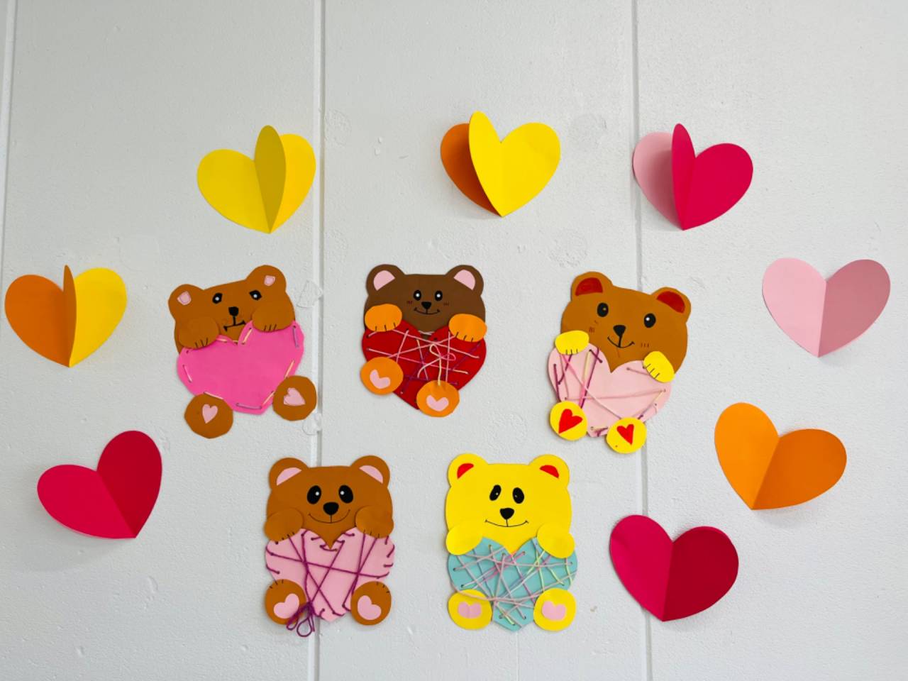 ほしぞらの丘では、日本の伝承文化やクリスマスなど、大きな行事は積極的に取り入れているのですがほしぞらの丘の先生たちは、バレンタイン デーまで、子どもたちと制作を楽しみながら、保護者の方を喜ばせたいと、とてもかわいいチョコレートを作っていました