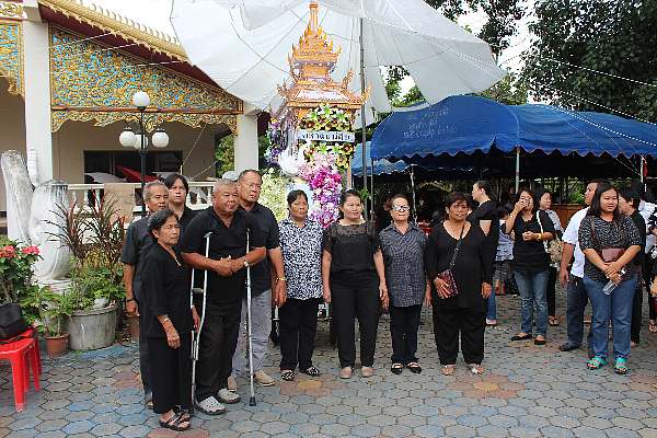 お葬式で着る礼服喪服との違いや葬儀にふさわしい服装マナーを徹底解説 - CUSTOMLIFE カスタムライフ