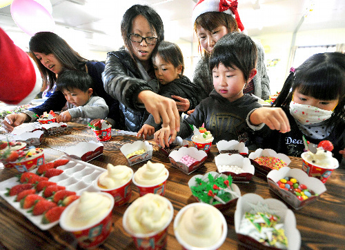 誰でも簡単、失敗しらず♡ クリスマスに子供喜ぶ 簡単！スコップケーキ