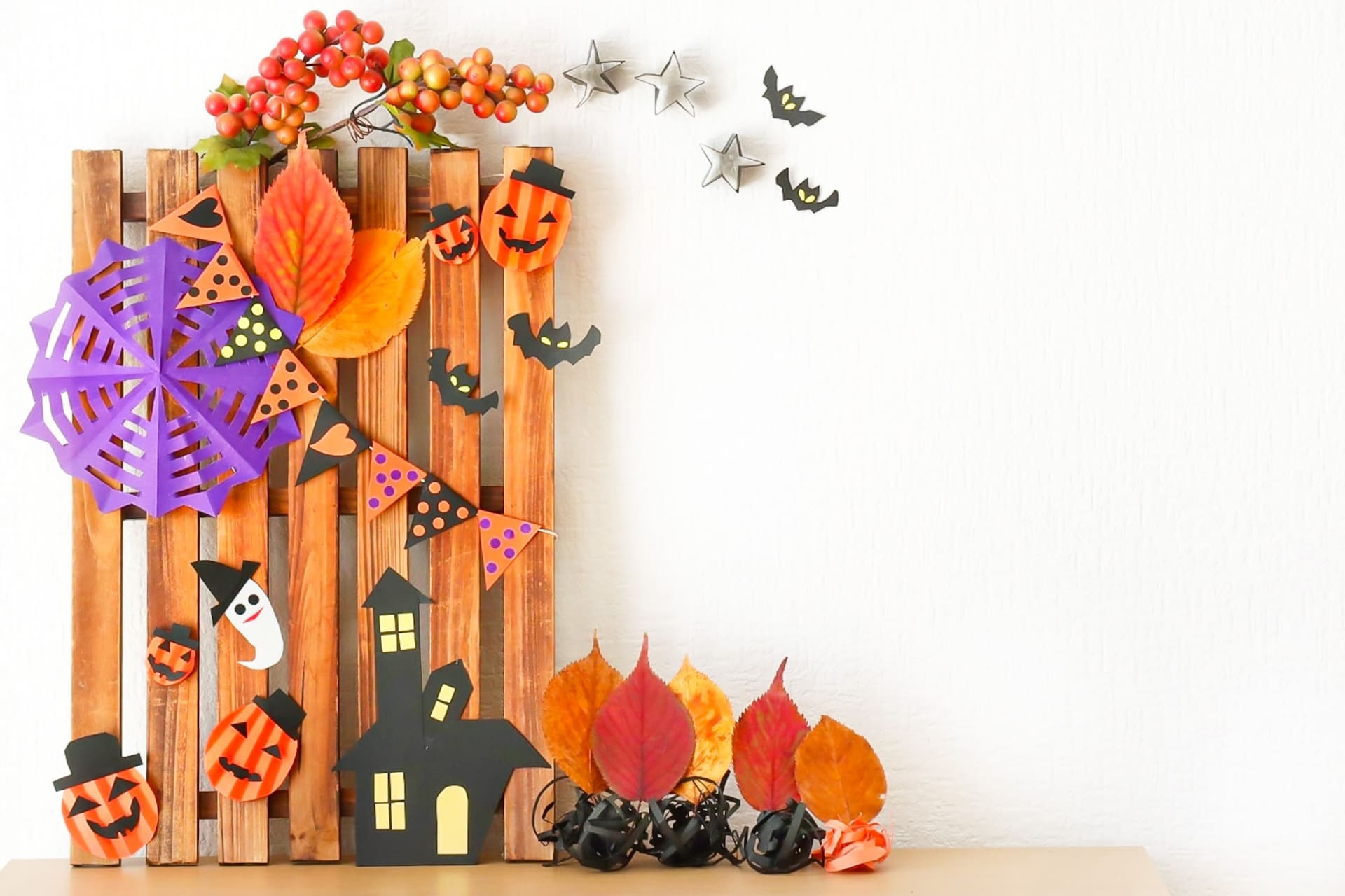 🎃 魔法のステッキ 🎃 製作記録✎ お子さんへのプレゼントを制作中です🎃 少し前に投稿した折り紙作品はミニサイズでしたがこちらは通常サイズで折ったオバケ＆ジャックオランタン🎃YouTubeでOrigami Akoさんの作り方を見て折りました最初は折り紙作品だけを