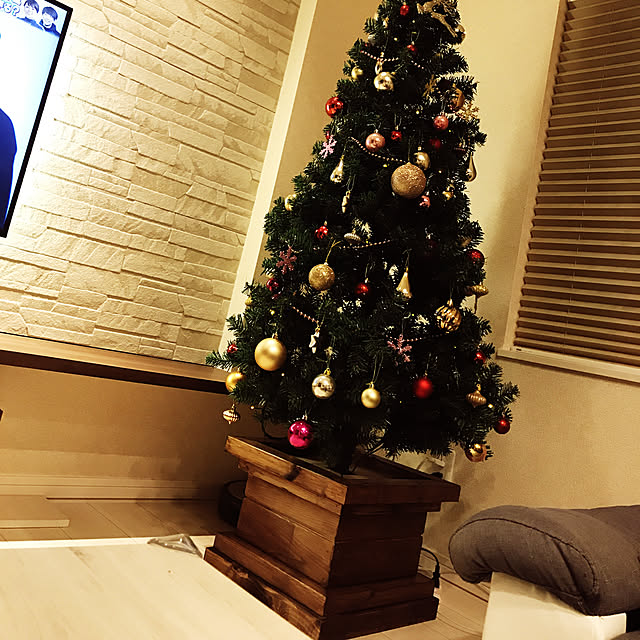 日本のクリスマスの風景、クリスマスツリーを下から見上げるの写真素材98286976- PIXTA