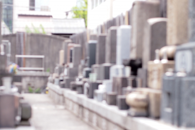 お墓参りに行く頻度はどのくらいがいいのか？意味・時期・迷信などを解説小さなお葬式