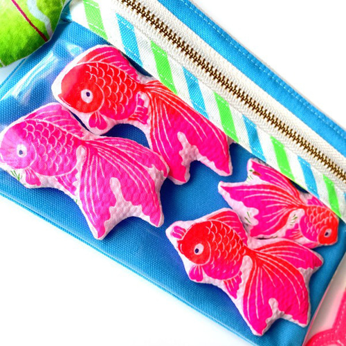 kodomoe工作 縁日ごっこをおうちで楽しむ！食器洗い用スポンジで作る「金魚すくい」🏖️ お祭り をおうちで楽しめるかわいいおもちゃを、しげおかのぶこさんがご紹介します。今回は、食器洗い用スポンジのスポンジ＆ネットをどっちも使ってつくる金魚すくい