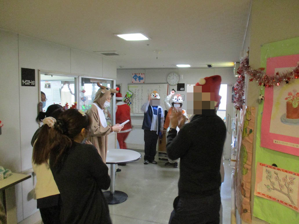 レク11選 老人ホームのクリスマス会で盛り上がる職員の出し物