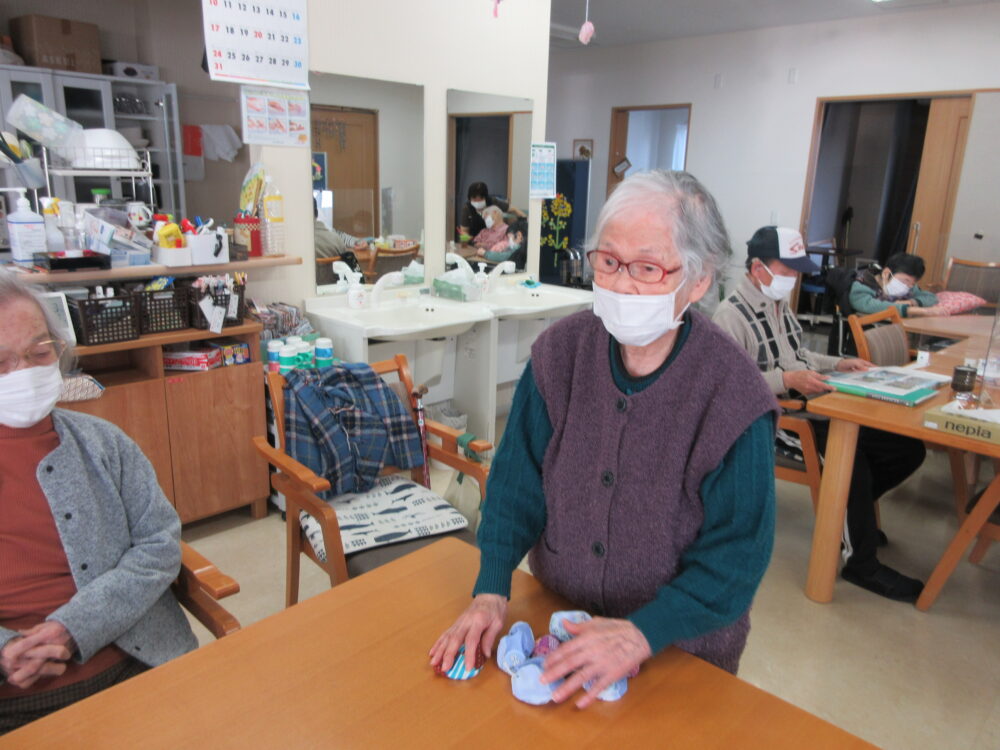 いよいよ本番！ひな祭り制作社会福祉法人緑寿会は京都市山科区で特別養護老人ホーム・デイサービスセンター・居宅介護支援センターを運営しています