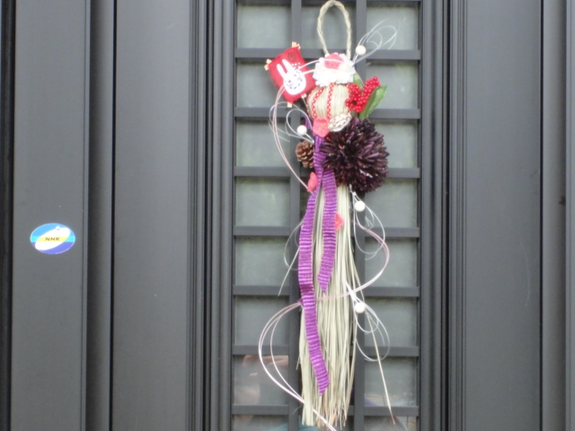 楽天市場 秀〆 正月飾り しめ縄 手作りリース キット 初級編紙リース 材料 アレンジ モダン おしゃれ 自宅用 マンション 室内 ドア しめ飾り玄関飾り : 正月飾り・しめ縄 お飾り屋さん