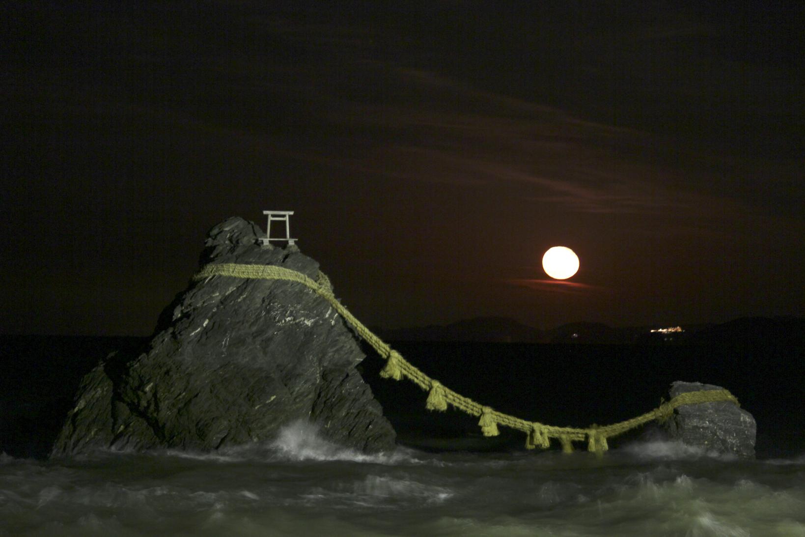 夫婦岩 正月・夏至で日の出位置が変わるNippon Photo Net