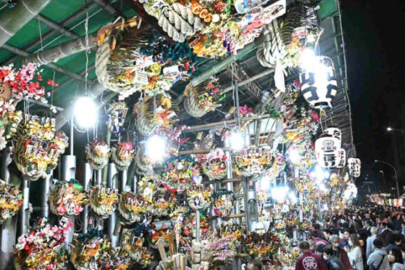 毎年11月の酉の日に開催される金刀比羅大鷲神社の「酉の市」。 横浜 市の無形民俗文化財に指定されたお祭で、境内に掲げられる提灯は圧巻です。「縁起熊手」の露店はもちろん、グルメ露店も出店するため、参拝やお買い物に気軽にお立ち寄りください🏮開催日： 一の酉 11月