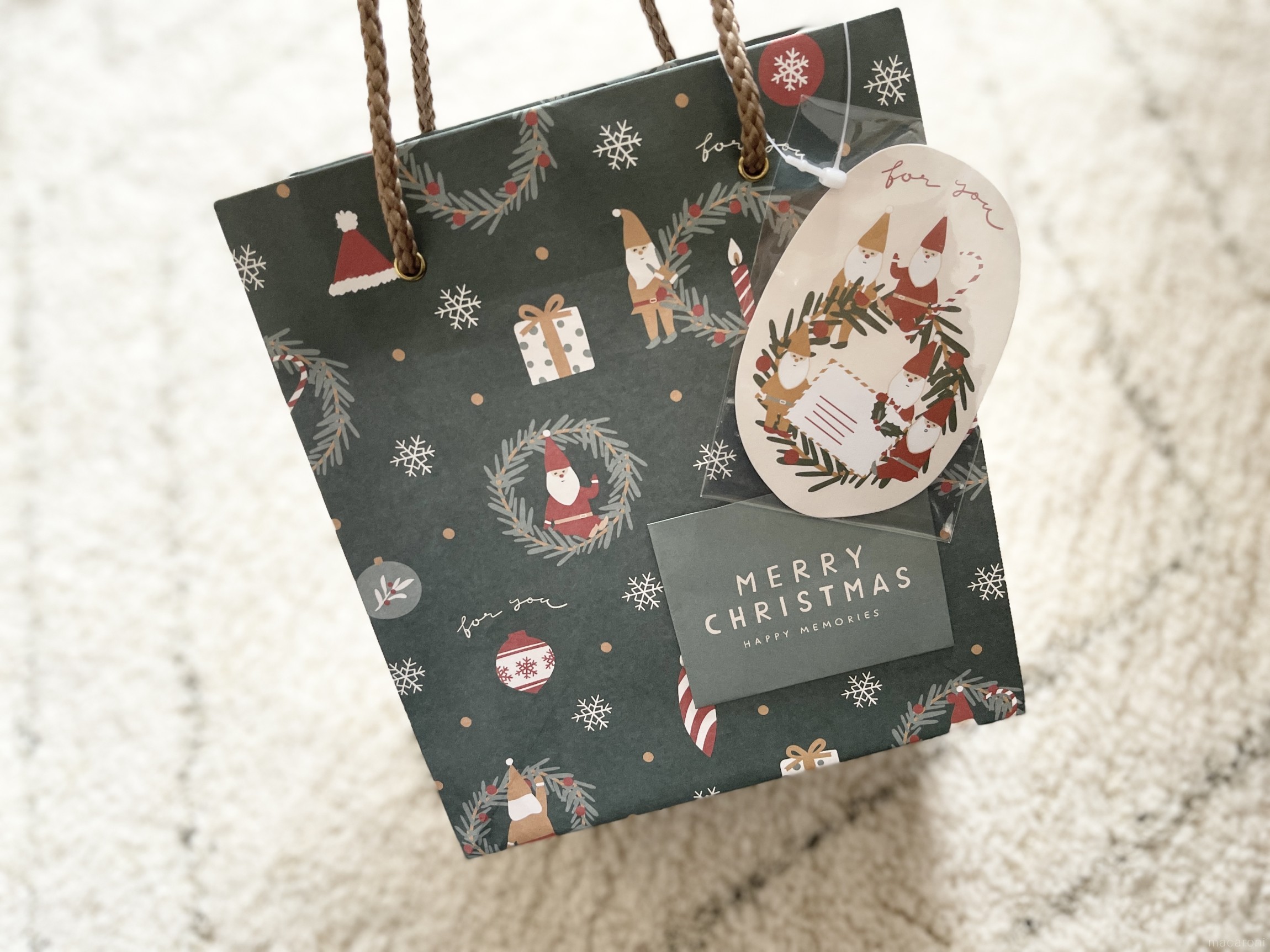 セリアでクリスマスラッピング！包装紙やシール、カードでかわいく