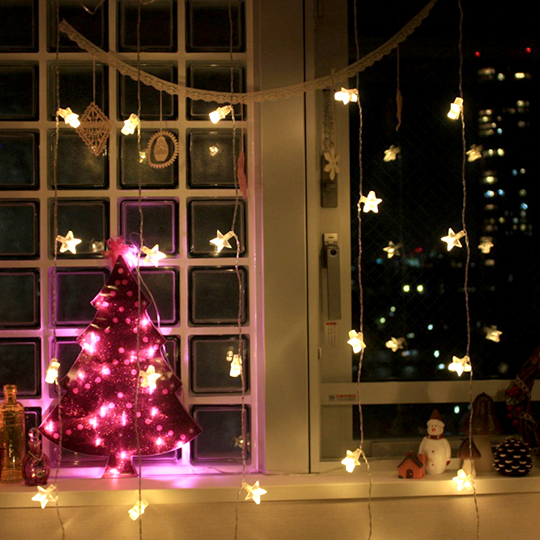 窓から見えるクリスマスイルミネーション - 商用利用可能な写真素材・イラスト素材ならストックフォトの定額制ペイレスイメージズ