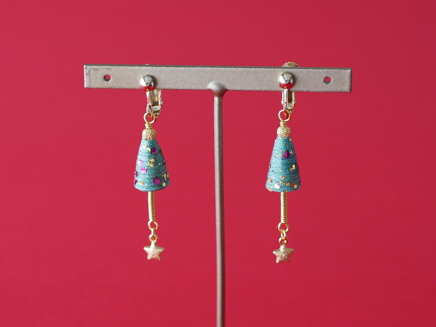 京都発“ピアスのようなイヤリング”「ぴあり」サンタ＆ツリーモチーフのクリスマスデザイン - ファッションプレス